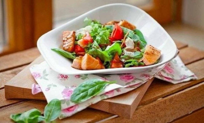 Салат зі шматочками сьомги