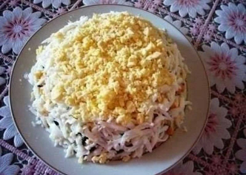 Салат з шинкою та чорносливом