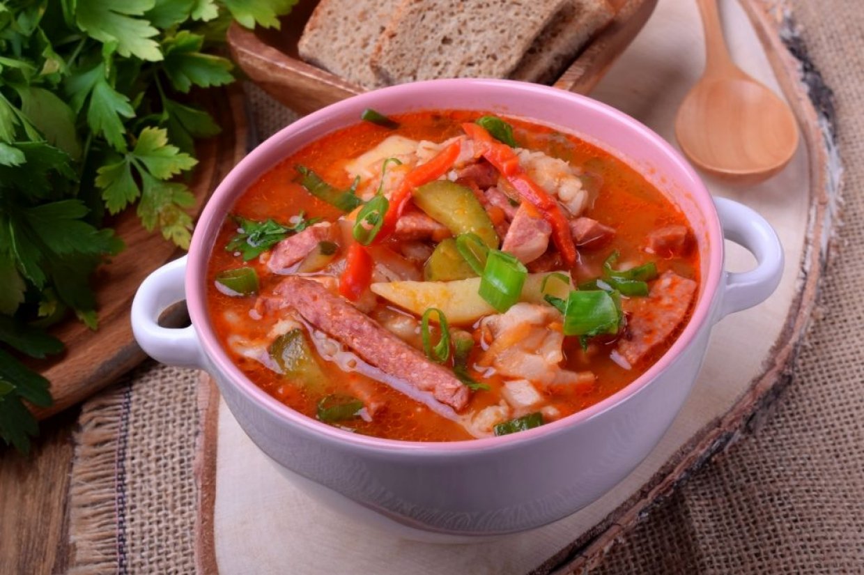 Розсольник з куркою та ковбасою