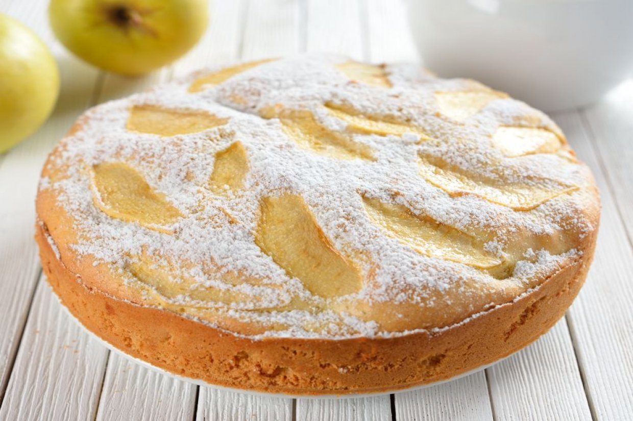 Класична шарлотка з яблуками