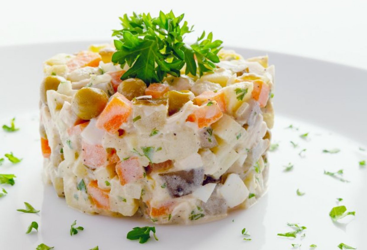 Олів’є з яловичиною та маринованими печерицями
