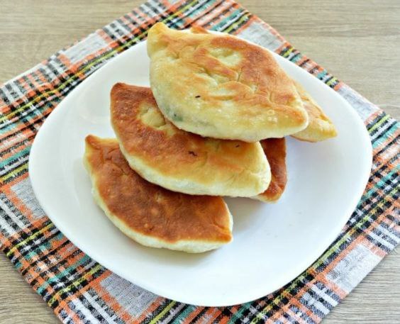 Тістечка з сиром, яйцем і зеленню