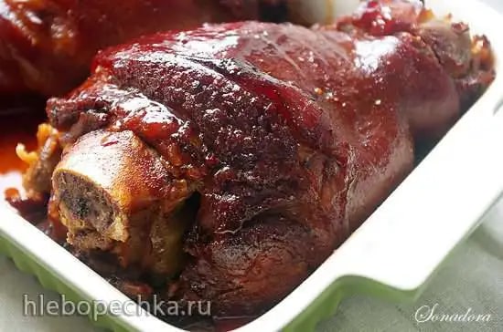 Свиная рулька в темном пиве с ягодами можжевельника в мультиварке