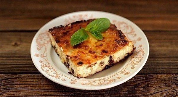 Сирна запіканка з родзинками та бананом