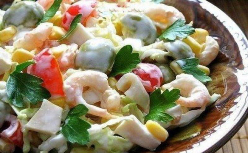 Салат з креветками, кукурудзою та кальмарами