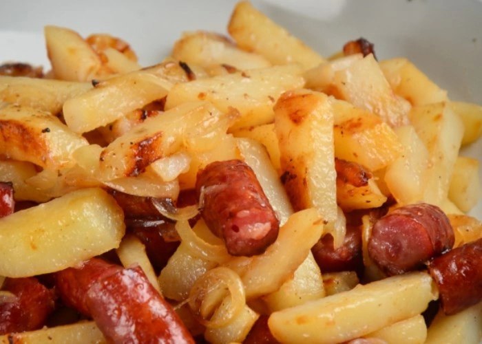 Картопля з мисливськими ковбасками на сковороді