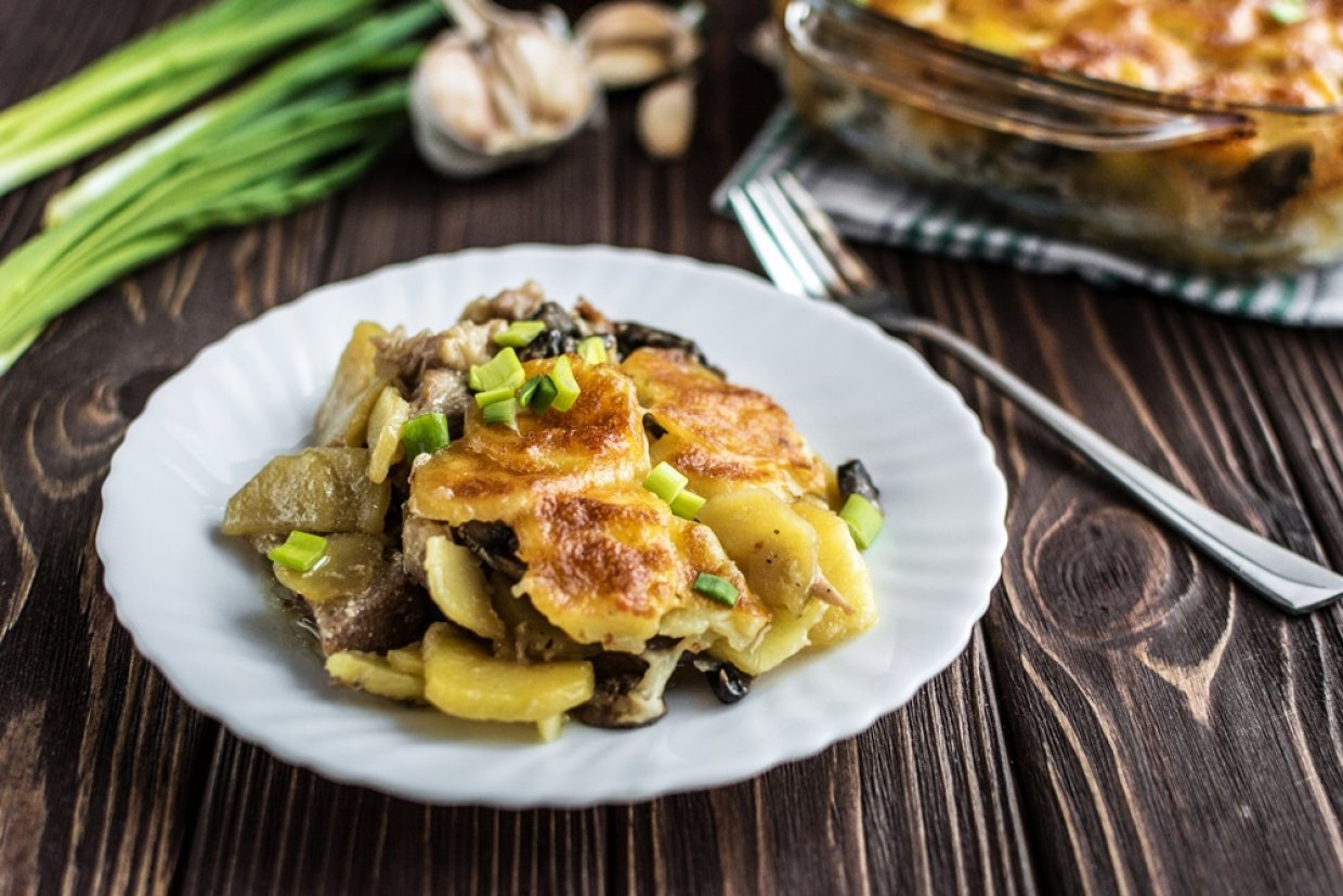 Картофельная запеканка с мясом и грибами