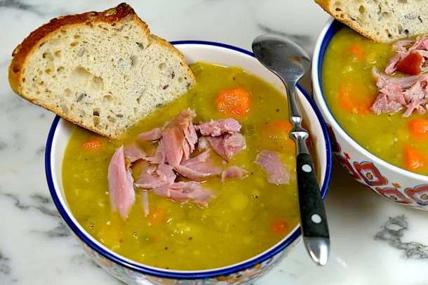 Гороховий суп з копченою куркою у мультиварці
