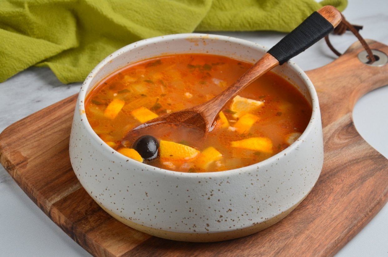Солянка з маринованими огірками