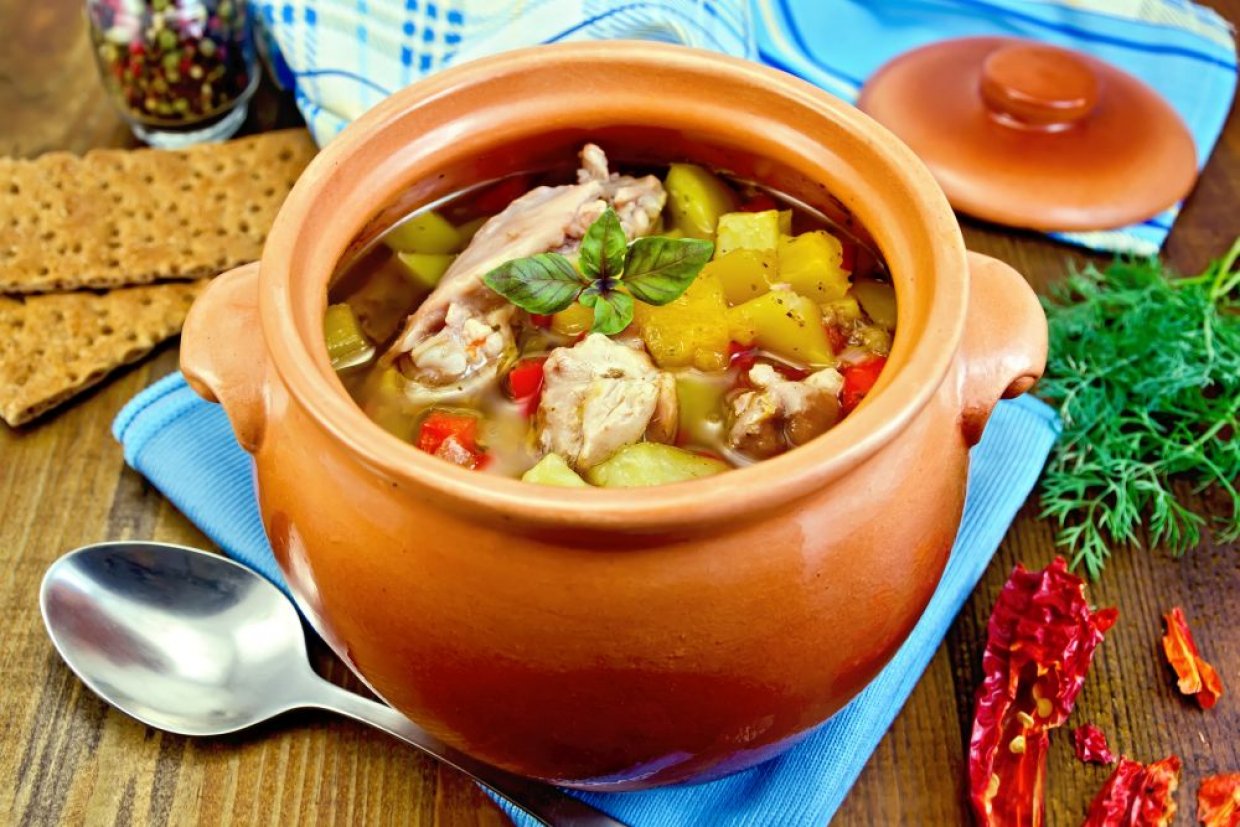 Печеня з куркою в горщиках