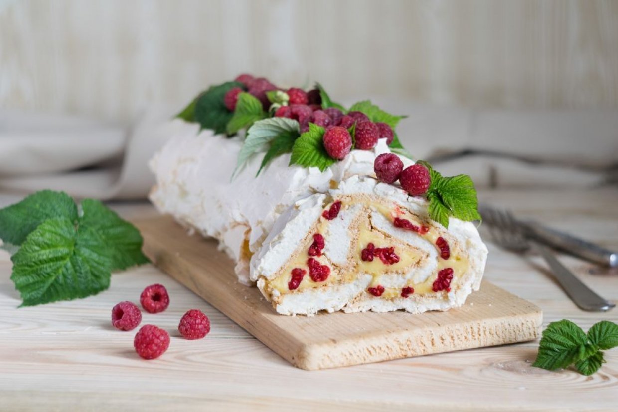 Кето меренговый рулет
