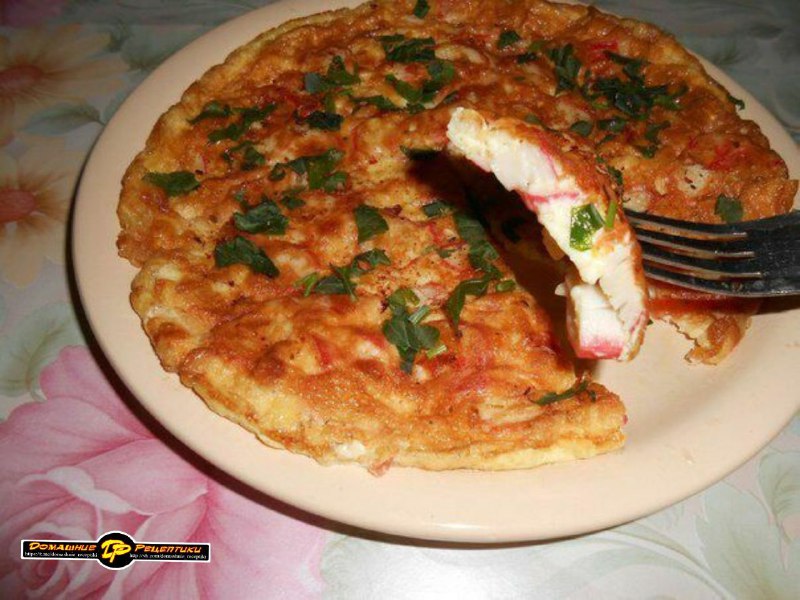 Омлет з крабовими паличками та помідором