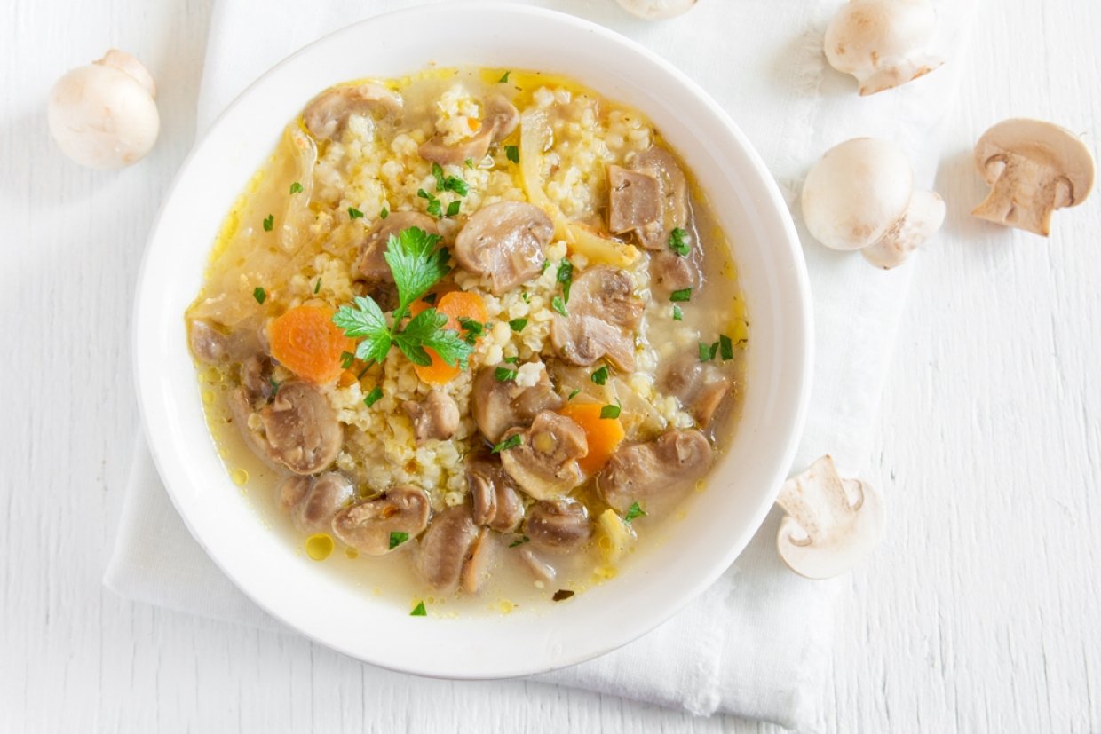 Курячий суп з пшоном і грибами