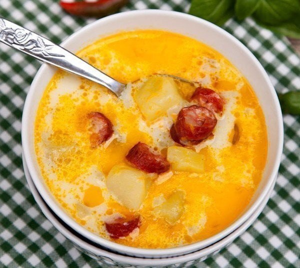 Суп із копченими ковбасками