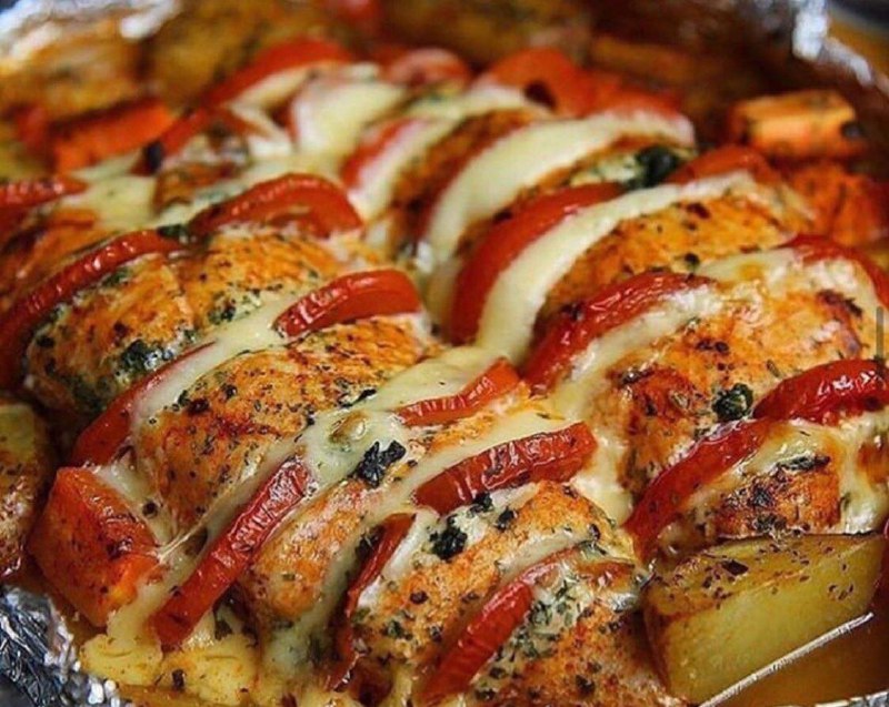 Індичка з сиром та овочами в духовці