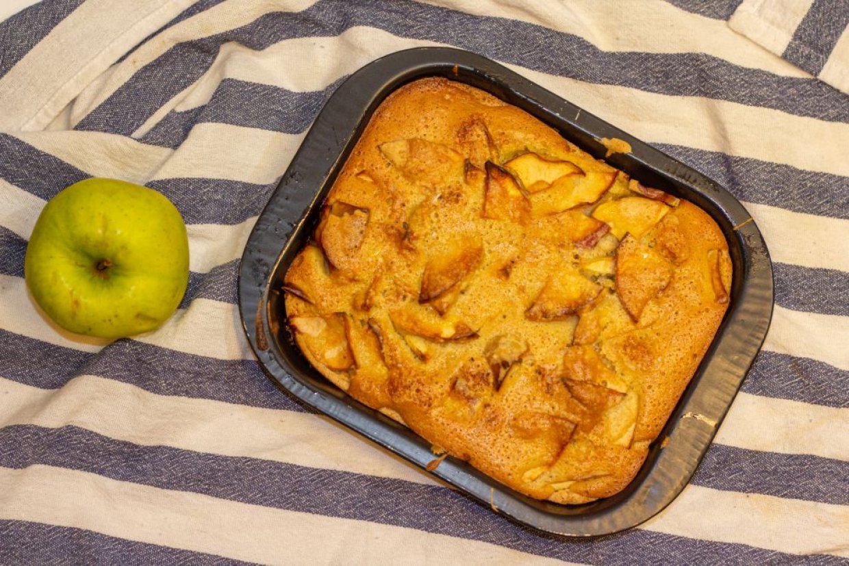 Кето шарлотка с яблоками