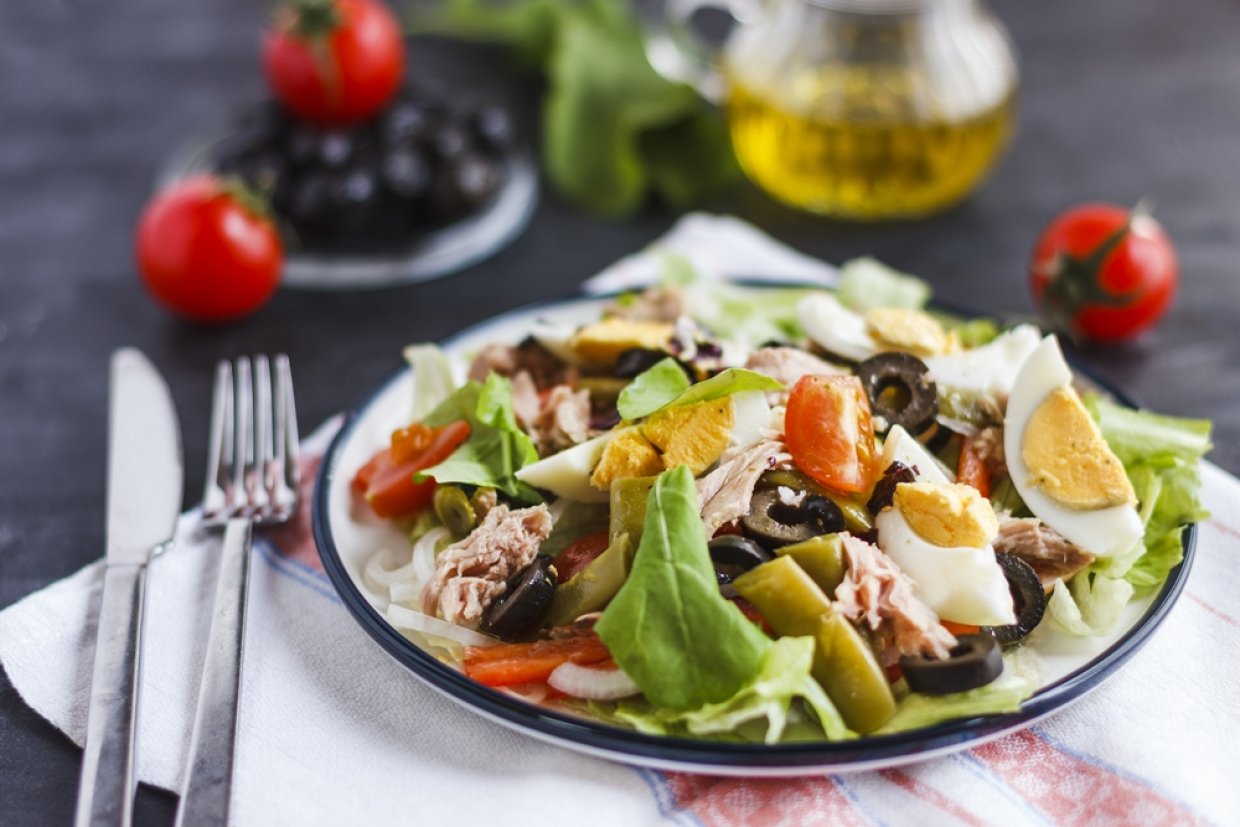 Салат з маринованими огірками та рибою