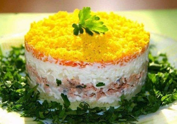 Слоеный салат с тунцом.