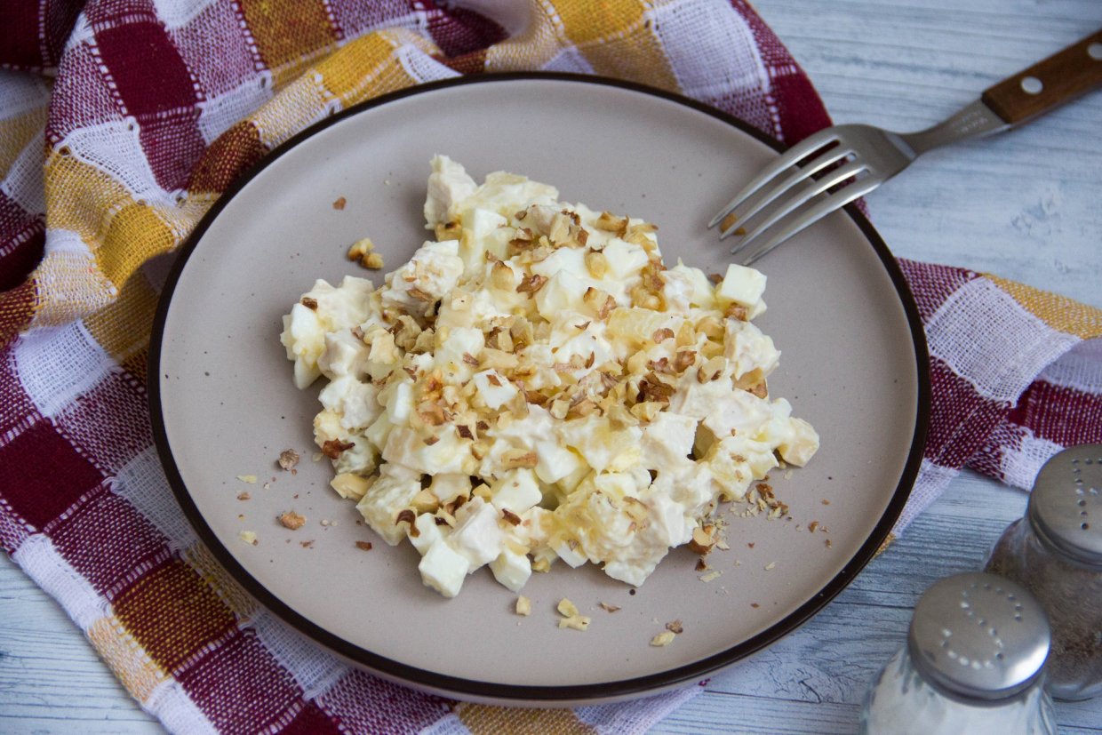 Салат з куркою, ананасами та горіхами