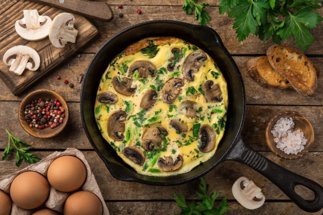 Омлет с шампиньонами на сковороде
