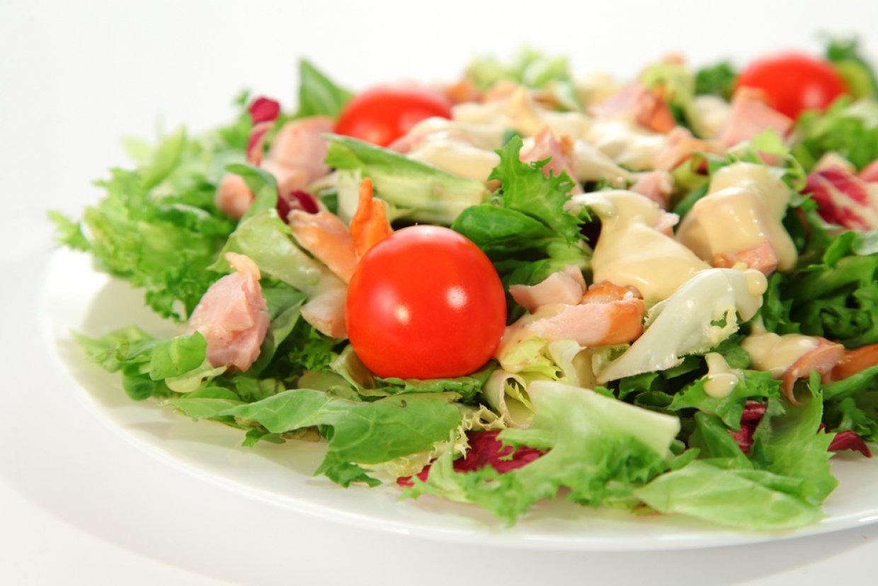 Зелений салат з копченою куркою