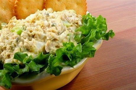 Салат з рибними консервами та сухариками
