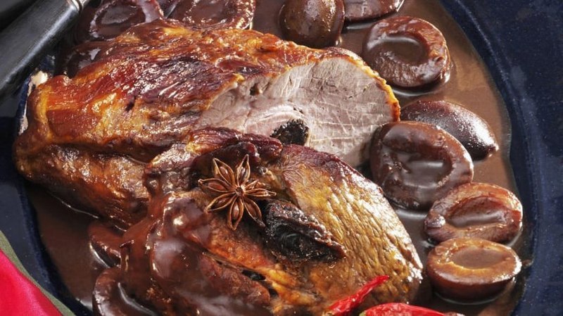 Свинина с пряными сливами