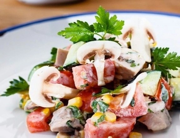 Салат з курячим філе та овочами.