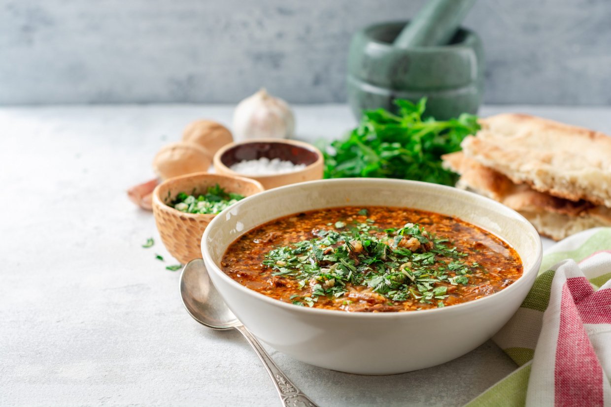 Класичний харчо з курки з рисом та картоплею