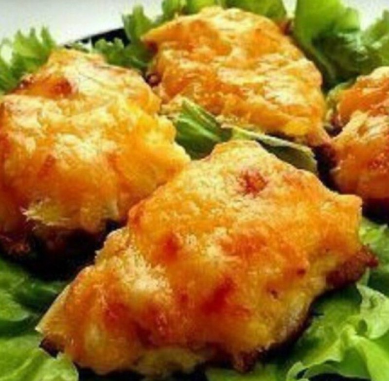 Курка запечена з ананасами та сиром