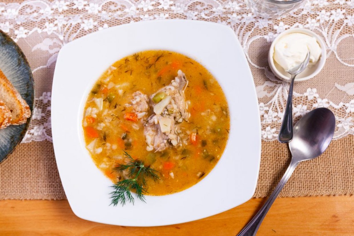 Класичний розсольник з перловкою, огірками та тушонкою