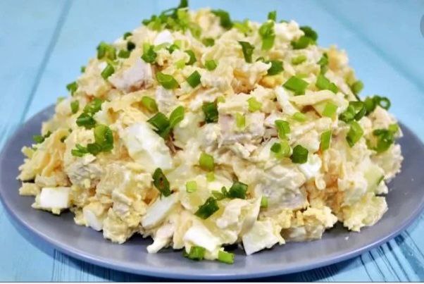 Салат с ананасами и курицей