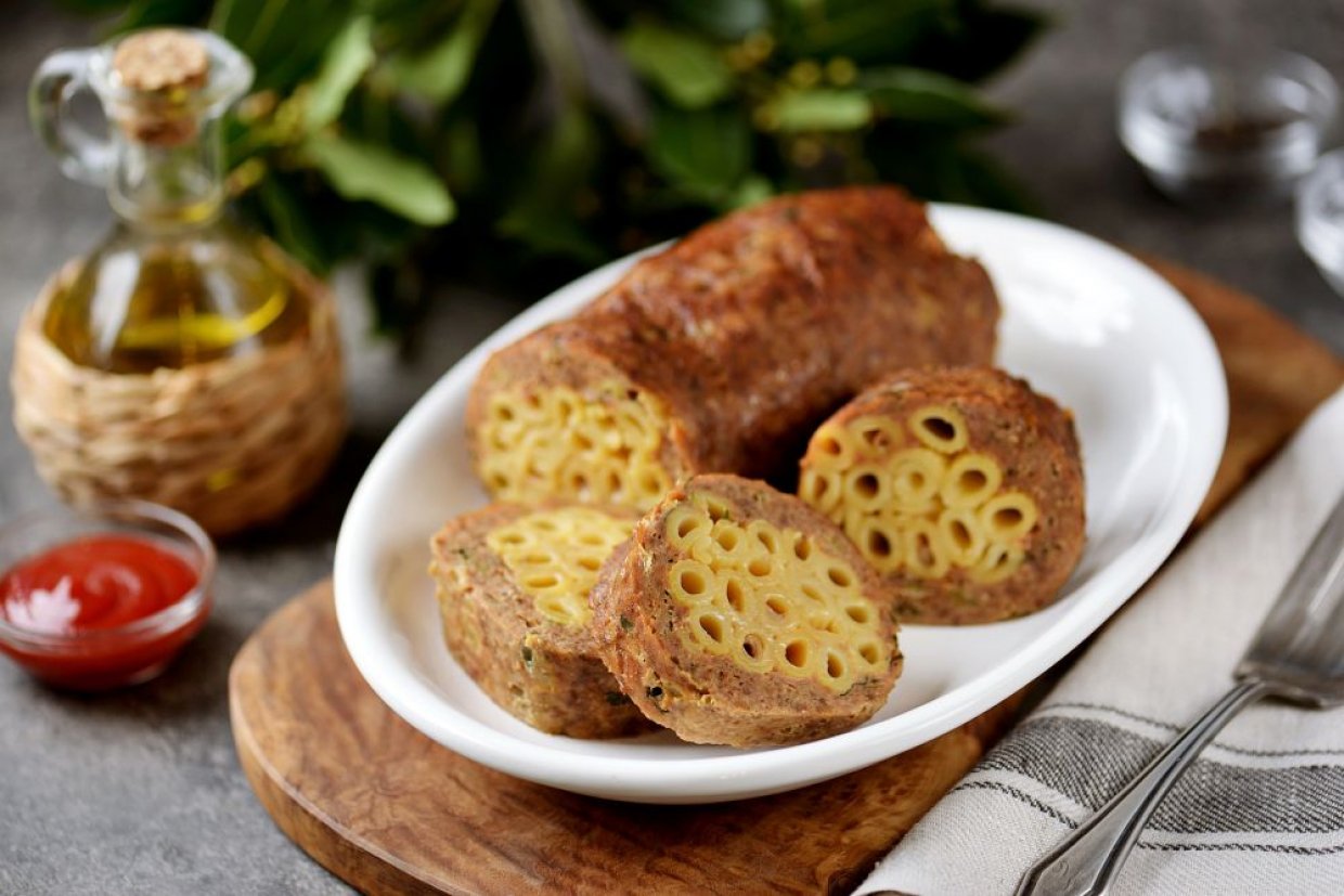 М’ясний рулет із макаронами