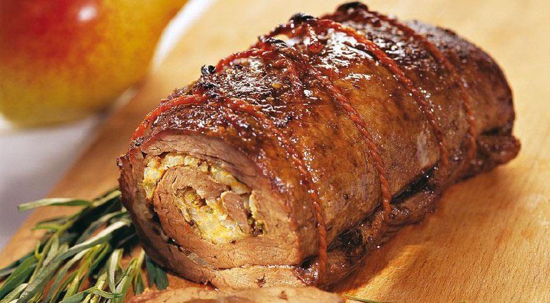 Рулет із яловичини з грушами та сиром