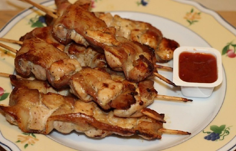 Курячі шашлички в беконі