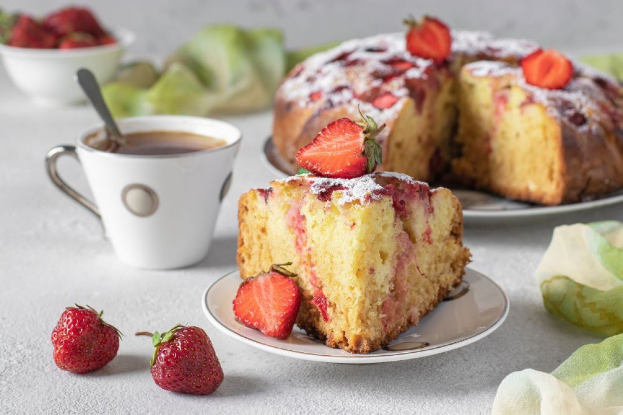 Шарлотка с клубникой в мультиварке
