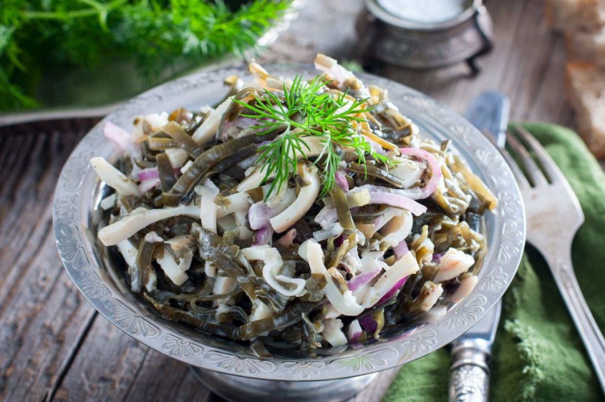 Салат з кальмарами, морською капустою та маринованою цибулею.