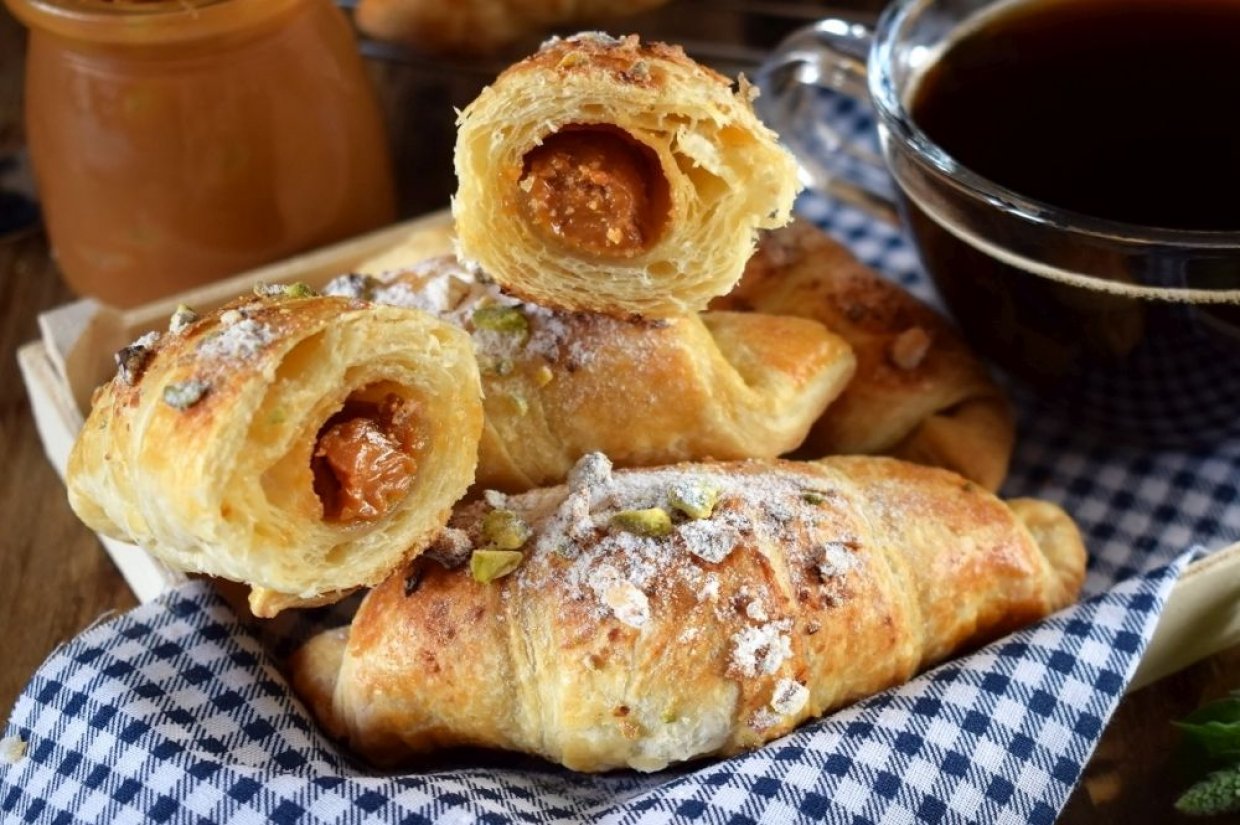 Круасани з вареним згущеним молоком і горіхами