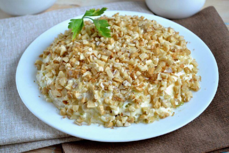 Салат з курячим філе, сиром та горіхами