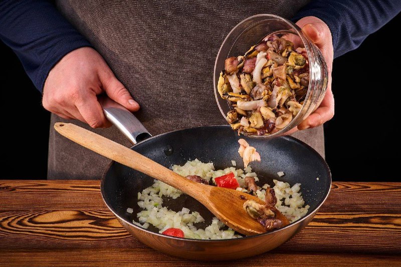 Блинные корзиночки с плавленым сыром и морепродуктами