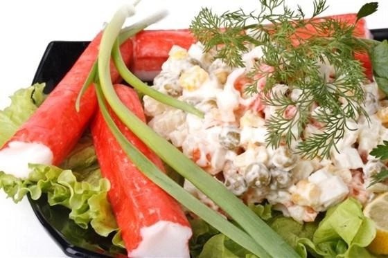 Крабовий салат з кукурудзою та зеленим горошком