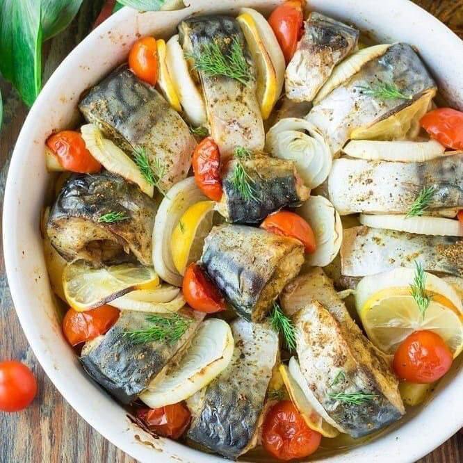 Скумбрия, запеченная на картофельной подушке