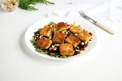 Салат с рукколой, свеклой и жареным сыром