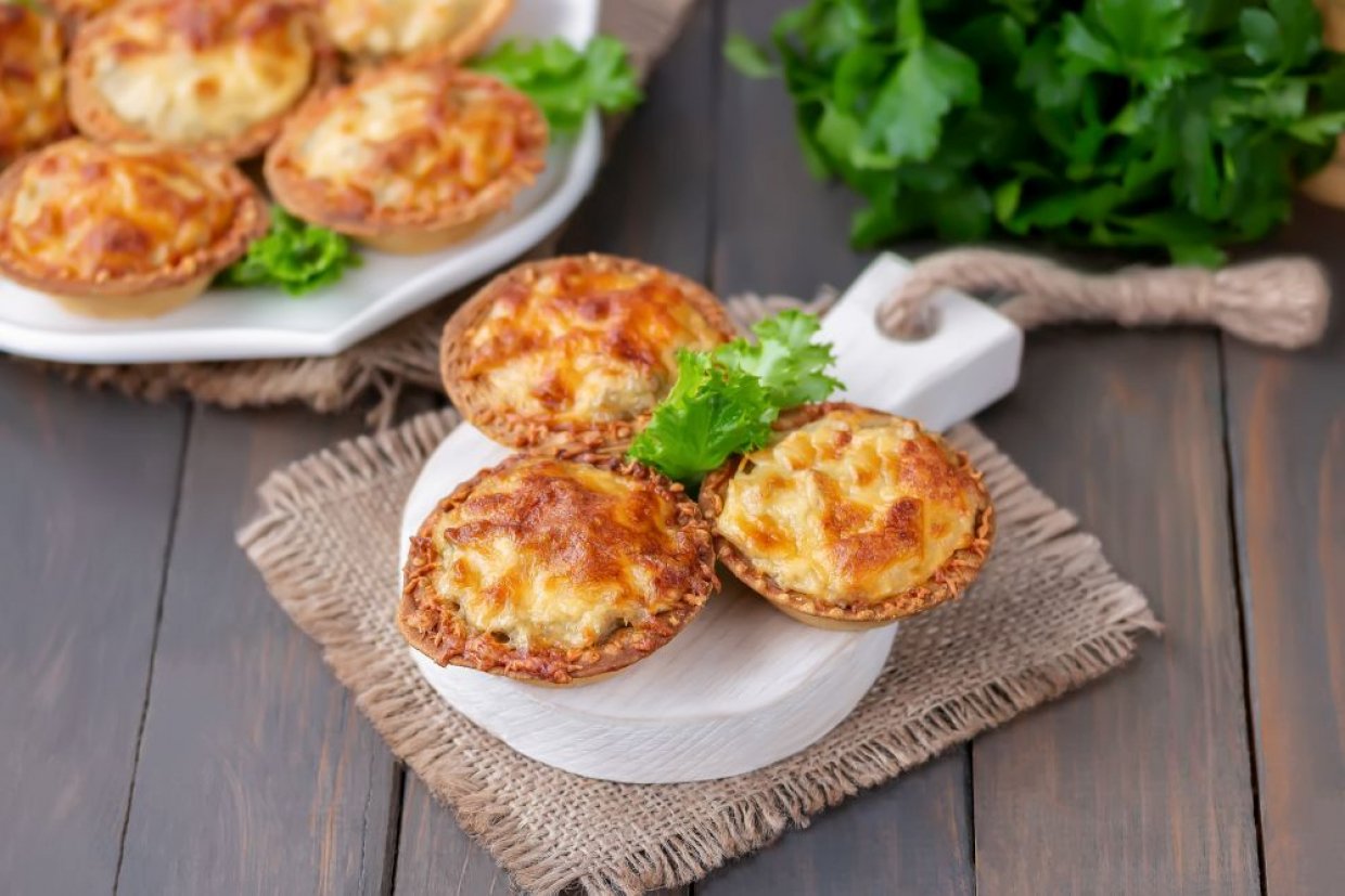 Жульен в тарталетках с грибами, курицей и сливками