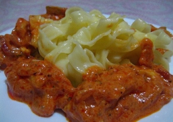 Гуляш із курячого філе в мультиварці