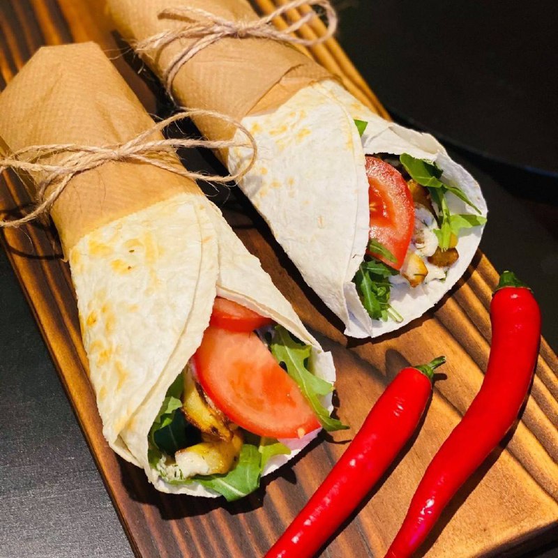 Грецький гірос з куркою та соусом дзадзики