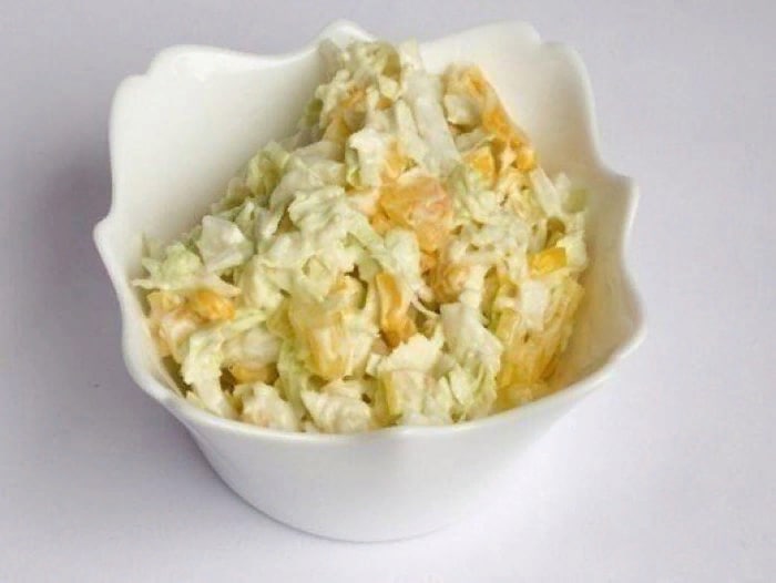 Салат капустяний з кукурудзою та яблуком