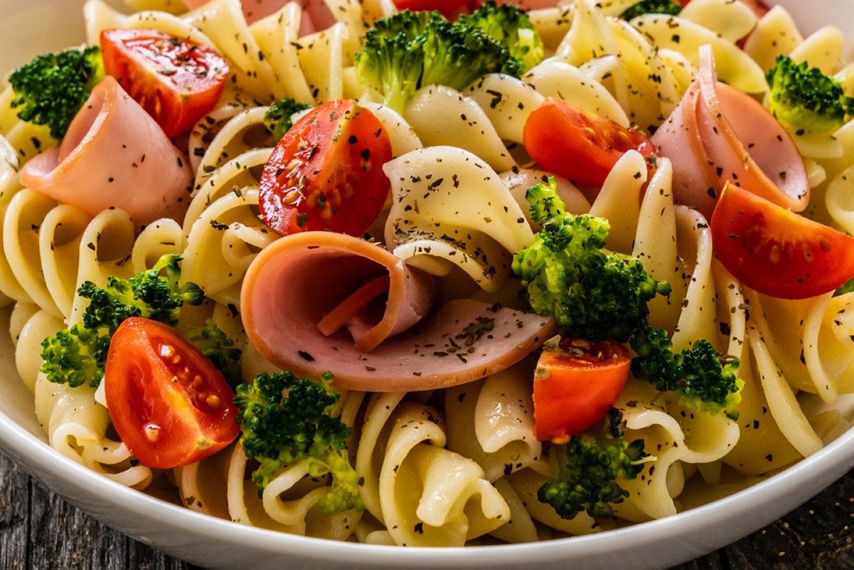 Салат з макаронами, шинкою та броколі