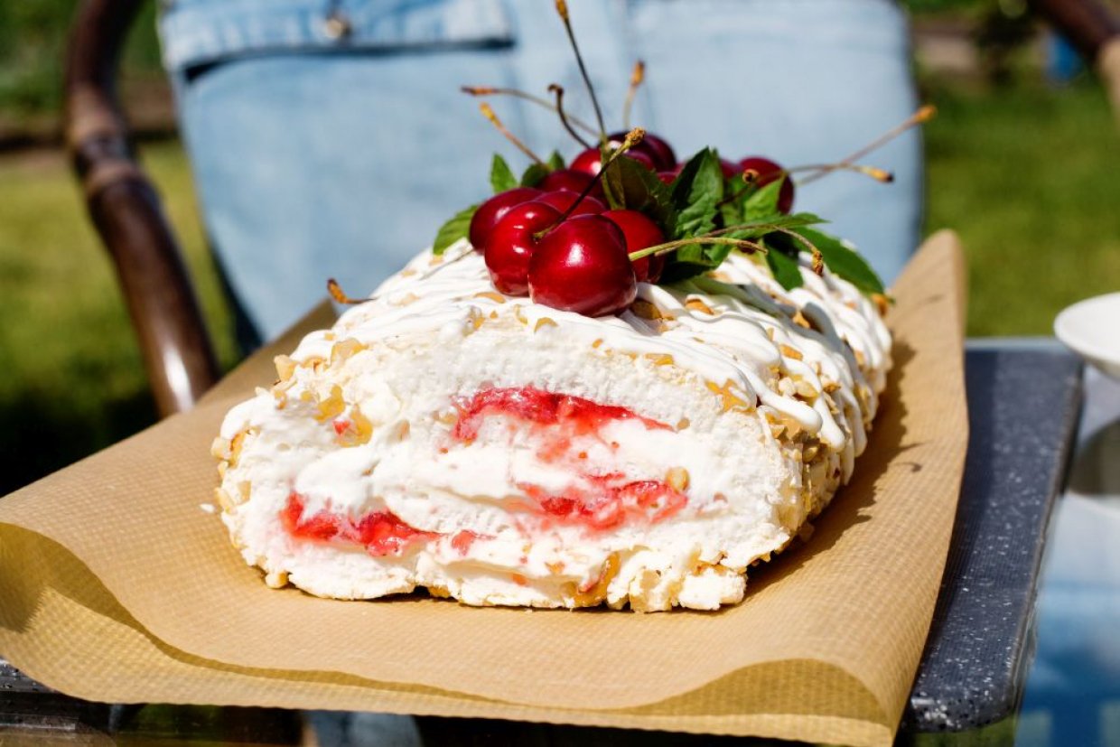 Меренговий рулет із черешнею
