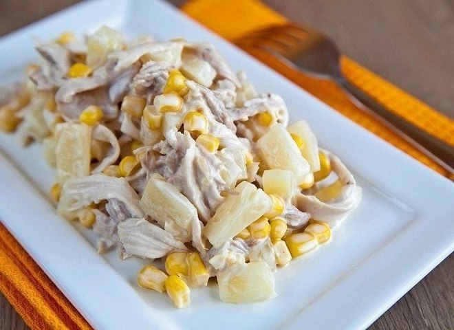 Салат з ананасами та куркою